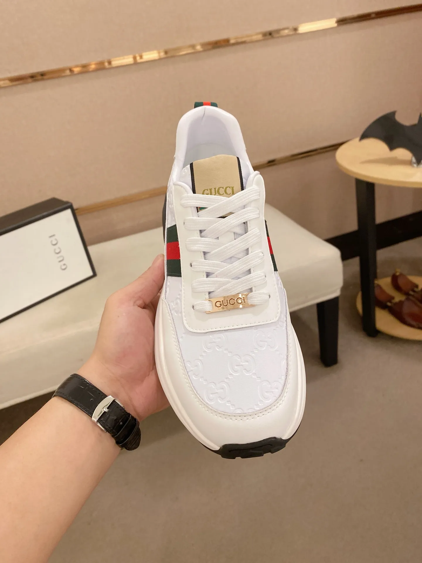 Men's shoes 💰 462💰The new GUCCI (Gucci) counters are launched simultaneously. The new men's shoes, 😘fabrics are selected from imported cowhide, and the lining is sheepskin lining. 👍🏿 High-end ☄️ air-cushion molded anti-slip rubber outsole, exquisite lines, simple and elegant, comfortable and high-end for leisure travel. Code number: 38 to 44 (45 can be customized and cannot be returned or exchanged)